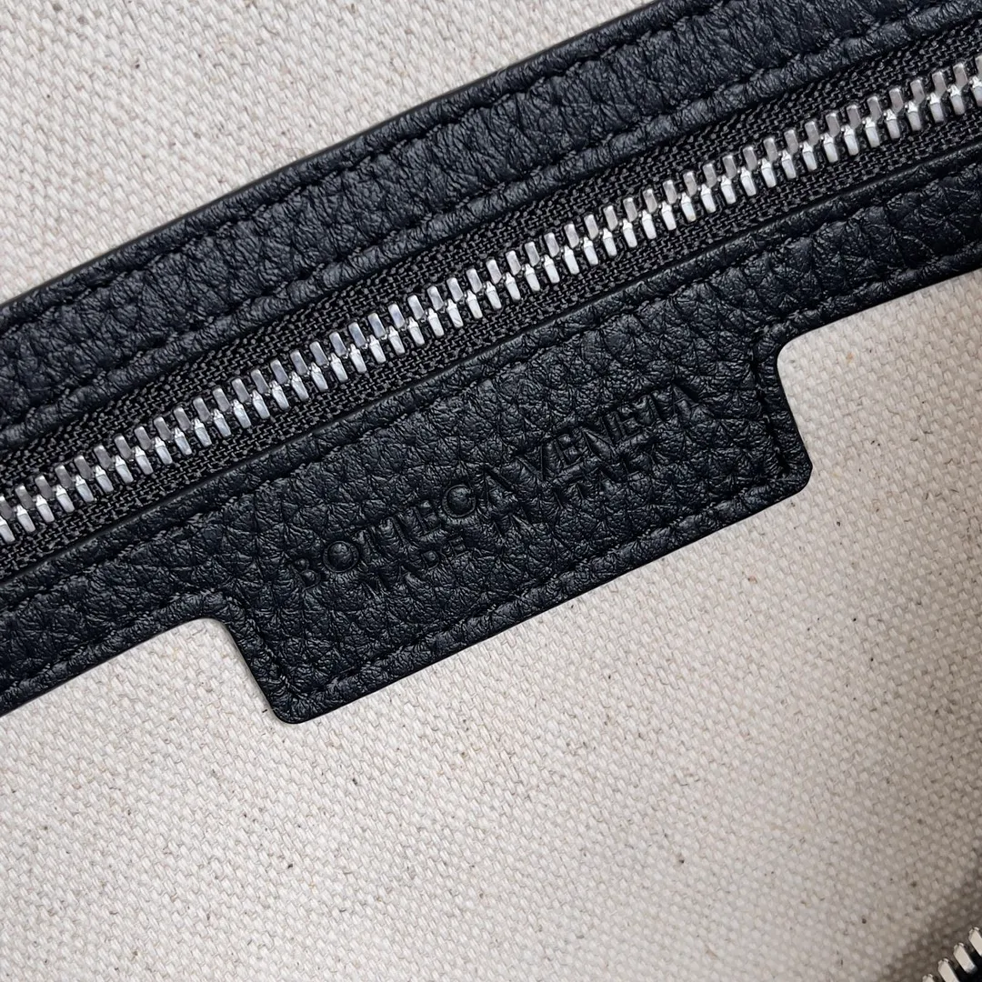 Those who have touched Batch 1820 cowhide with lychee pattern must understand that it is soft and high-grade. BOTTEGA VENETA's 2024 new men's INTRECCIATO woven camera bag uses lychee pattern and classic weaving to enhance the texture of the entire bag. It is durable and the matte material is very suitable for autumn and winter wear. In terms of capacity, this bag is not inferior to other bags. It has compartments inside, making it easy to store important things. Style number: 755925 Size: 29*19.5*7.5cm